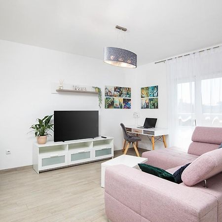 Stylish City Stay With Balcony & Free Parking Pula Eksteriør billede