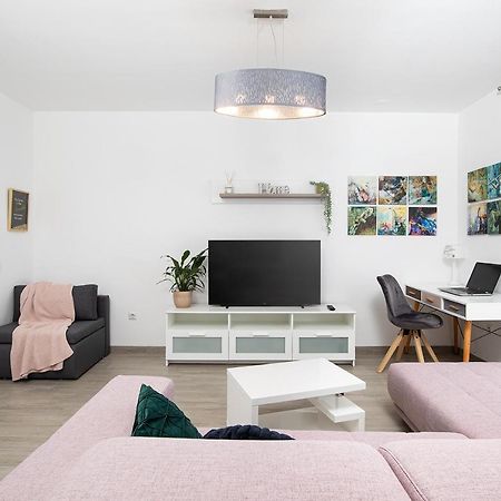 Stylish City Stay With Balcony & Free Parking Pula Eksteriør billede