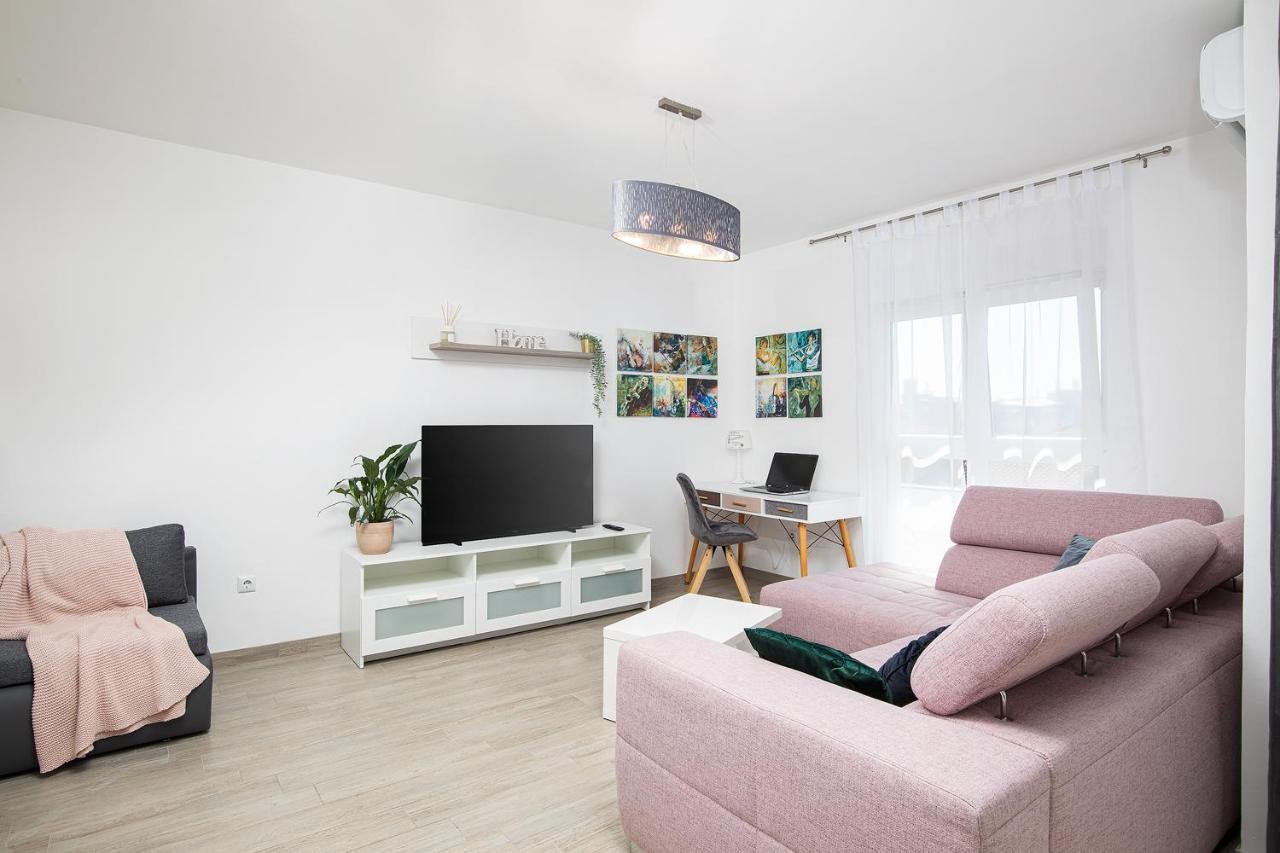 Stylish City Stay With Balcony & Free Parking Pula Eksteriør billede