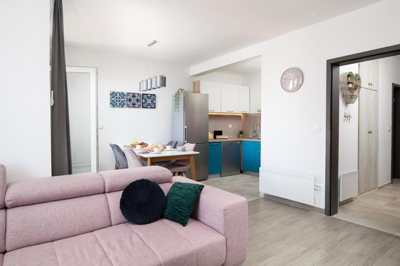 Stylish City Stay With Balcony & Free Parking Pula Eksteriør billede