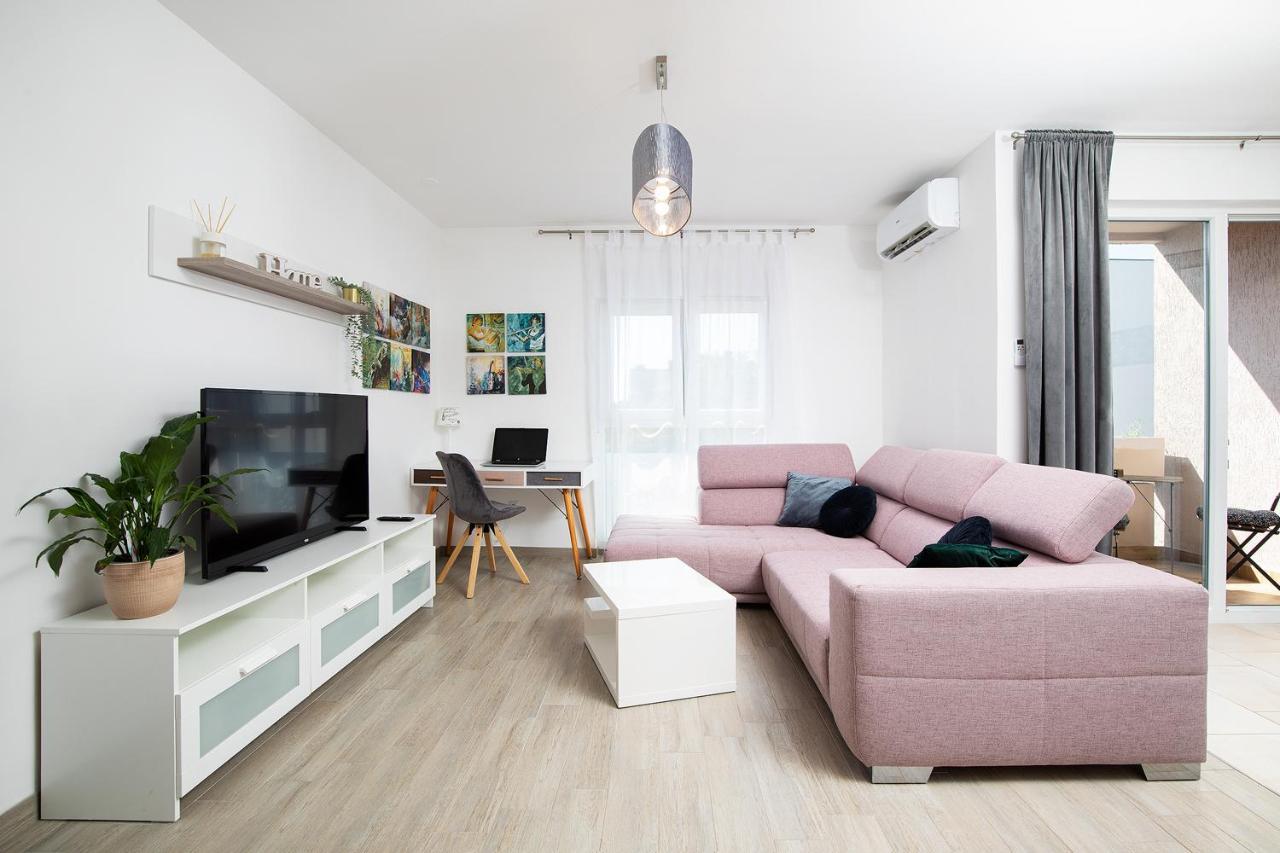 Stylish City Stay With Balcony & Free Parking Pula Eksteriør billede