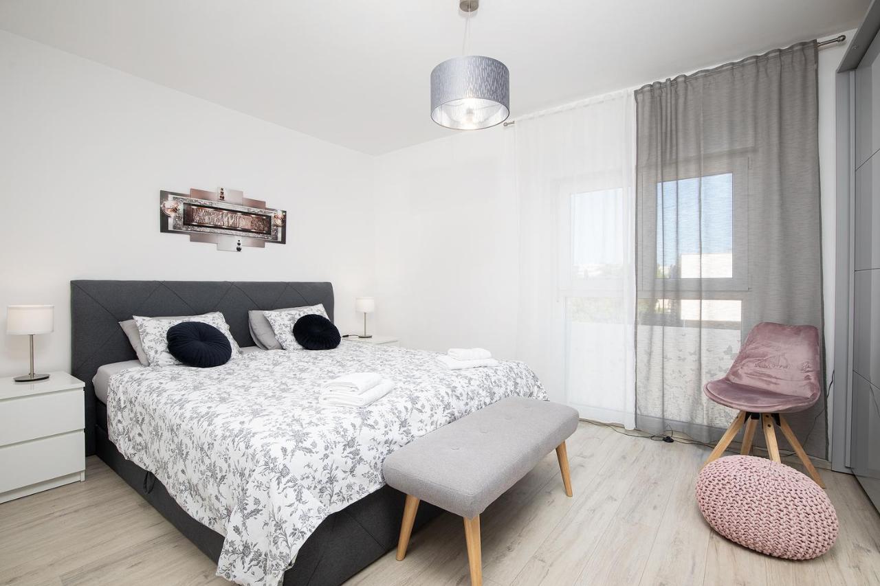 Stylish City Stay With Balcony & Free Parking Pula Eksteriør billede
