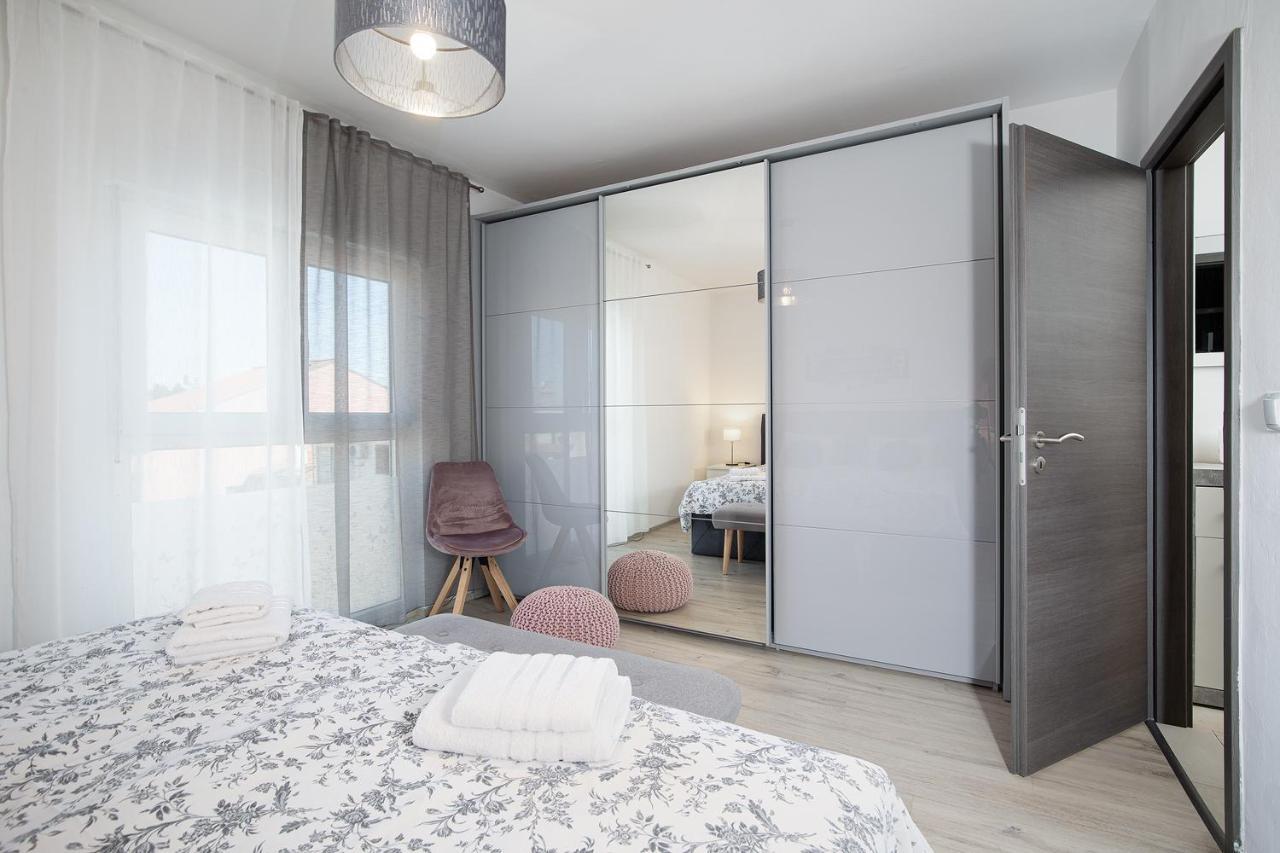 Stylish City Stay With Balcony & Free Parking Pula Eksteriør billede