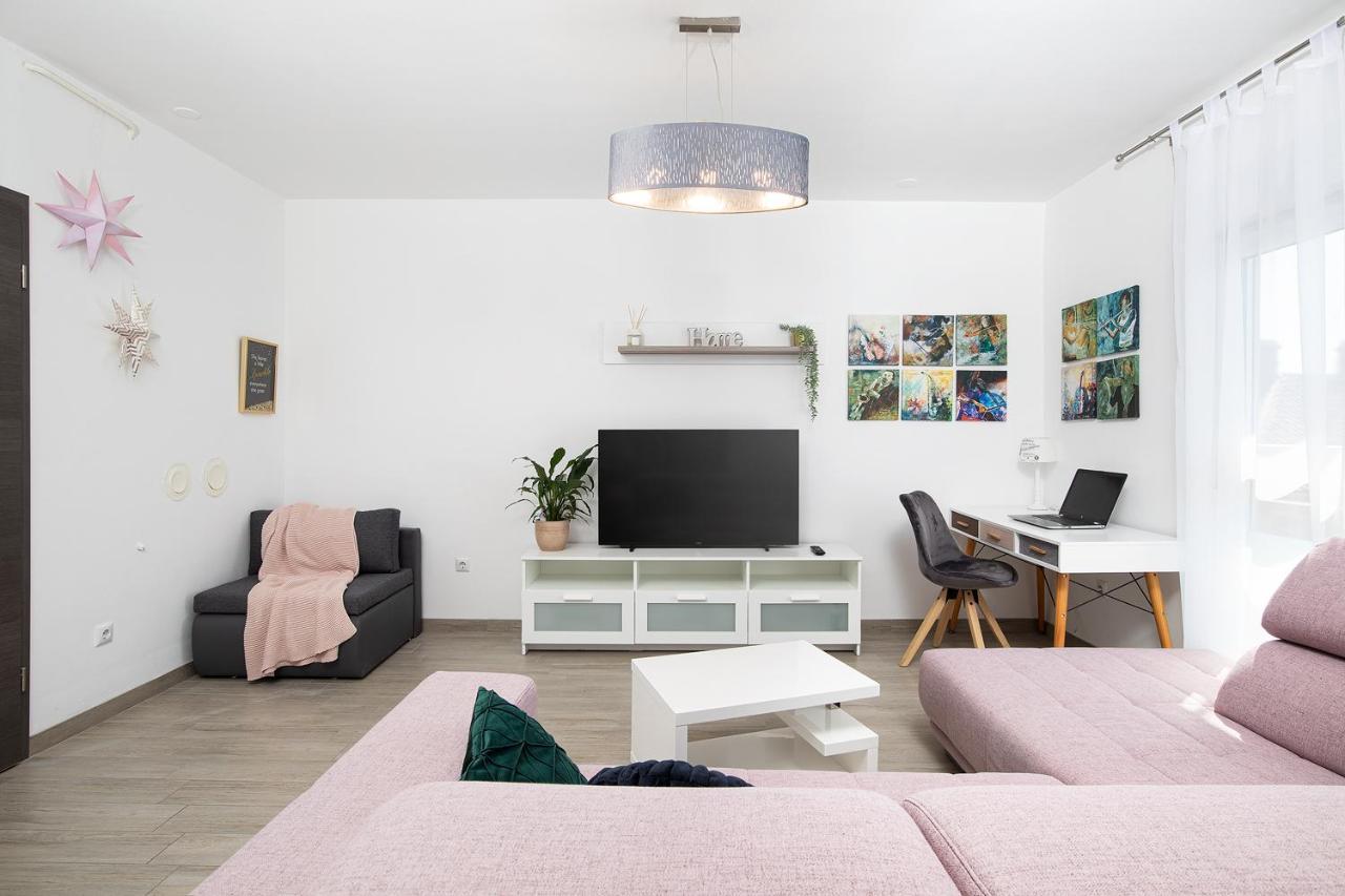 Stylish City Stay With Balcony & Free Parking Pula Eksteriør billede