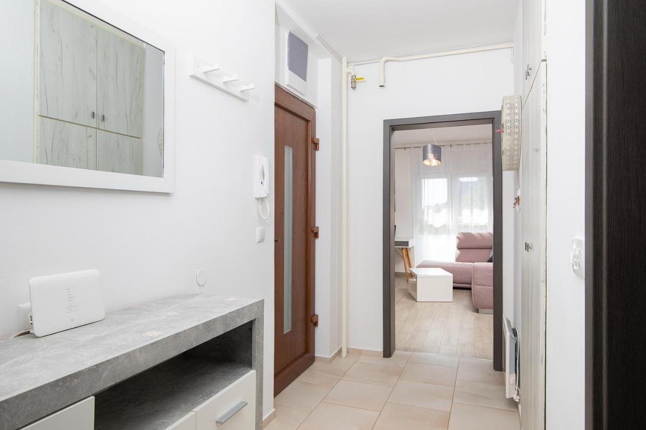 Stylish City Stay With Balcony & Free Parking Pula Eksteriør billede