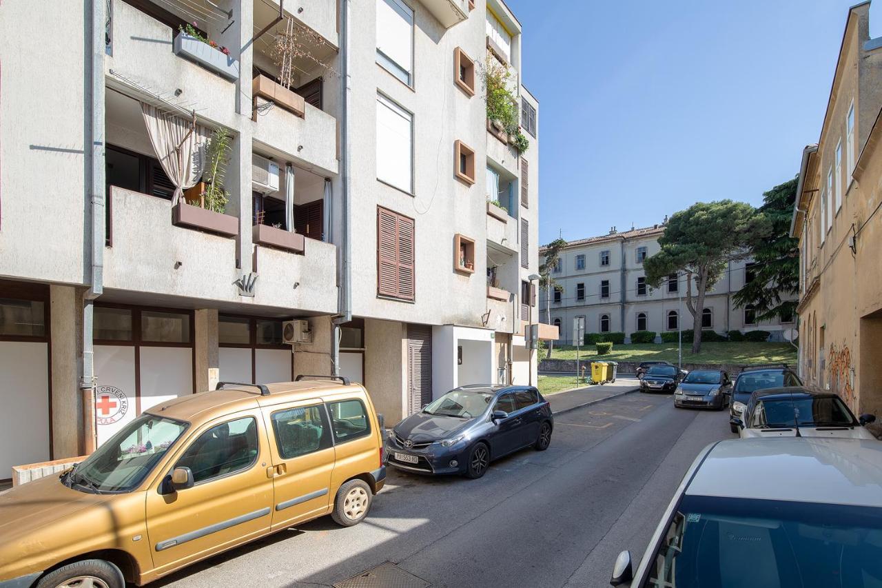 Stylish City Stay With Balcony & Free Parking Pula Eksteriør billede